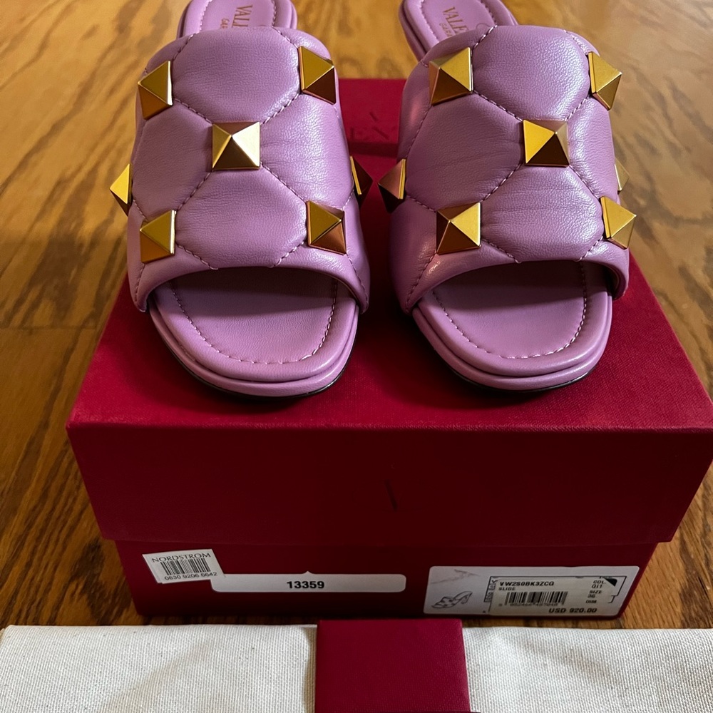 😊SOLD😊Valentino Garavani Roman Stud Quilted Napa Slide Sandals in 36 - Picture 9 of 15